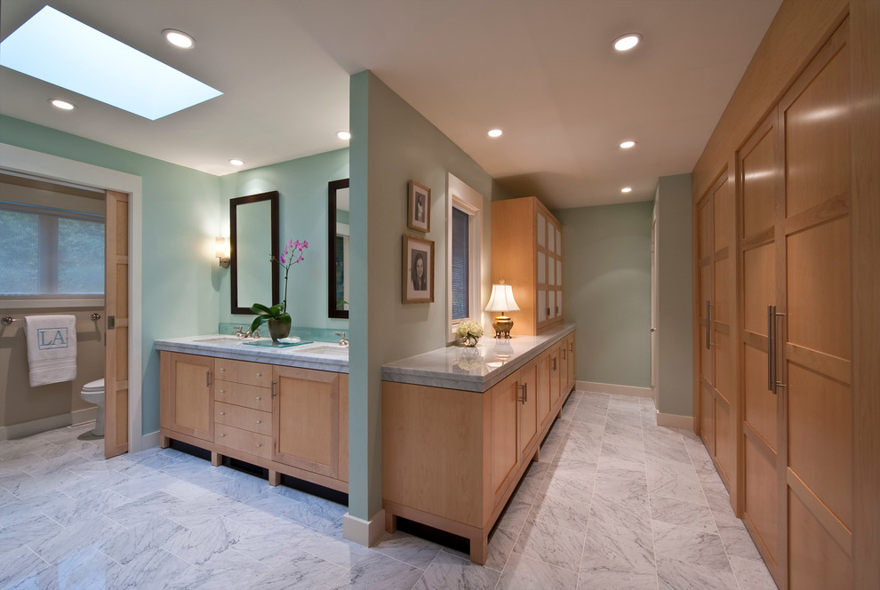 Идея дизайна: огромная главная ванная комната в стиле неоклассика (современная классика) с фасадами в стиле шейкер, светлыми деревянными фасадами, ванной в нише, зеленой плиткой, керамогранитной плиткой, мраморной столешницей, душем в нише, унитазом-моноблоком, зелеными стенами, мраморным полом и врезной раковиной