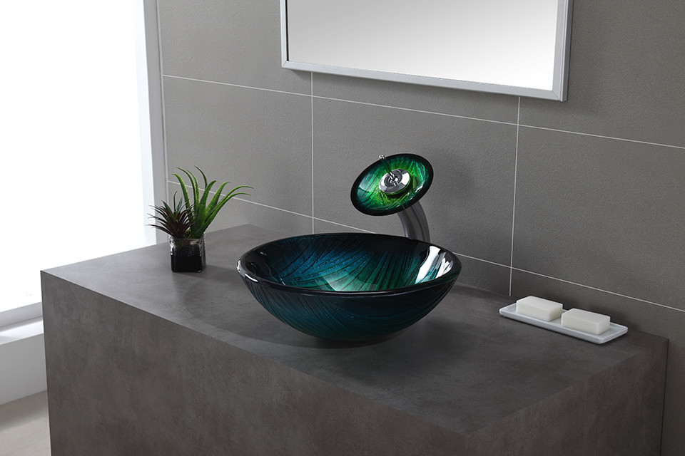 Imagen de cuarto de baño minimalista con lavabo sobreencimera, baldosas y/o azulejos beige y paredes beige
