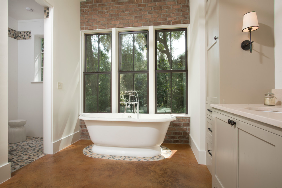 Idéer för mellanstora vintage en-suite badrum, med ett undermonterad handfat, luckor med infälld panel, vita skåp, granitbänkskiva, ett fristående badkar, en kantlös dusch, vita väggar och betonggolv