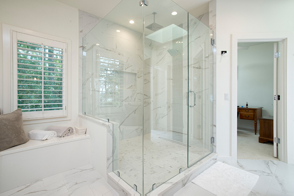 Exempel på ett stort klassiskt vit vitt en-suite badrum, med släta luckor, skåp i mellenmörkt trä, en hörndusch, vit kakel, marmorkakel, vita väggar, marmorgolv, ett undermonterad handfat, bänkskiva i kvartsit, vitt golv och dusch med gångjärnsdörr