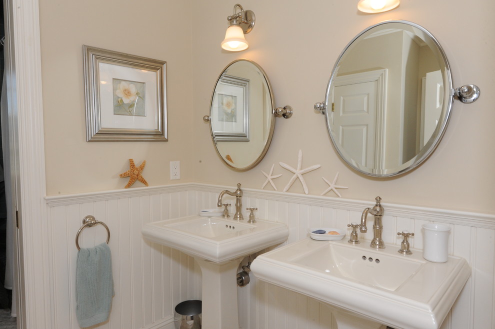 Cette image montre une salle de bain marine de taille moyenne pour enfant avec un mur beige et un lavabo de ferme.