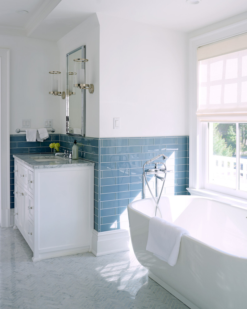 Idéer för ett maritimt vit en-suite badrum, med skåp i shakerstil, vita skåp, ett fristående badkar, blå kakel, tunnelbanekakel, vita väggar, marmorgolv, ett undermonterad handfat, marmorbänkskiva och grått golv