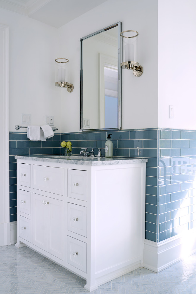 Immagine di una stanza da bagno padronale stile marino con ante in stile shaker, ante bianche, vasca freestanding, piastrelle blu, piastrelle diamantate, pareti bianche, pavimento in marmo, lavabo sottopiano, top in marmo, pavimento grigio e top bianco