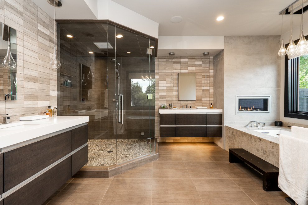 Immagine di una stanza da bagno padronale minimal con ante lisce, ante in legno bruno, vasca sottopiano, doccia ad angolo, piastrelle marroni, lavabo sottopiano, pavimento marrone e top bianco
