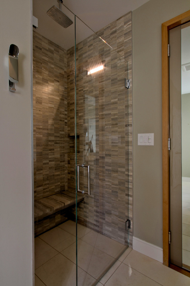 Idéer för att renovera ett stort funkis en-suite badrum, med släta luckor, grå skåp, en dusch i en alkov, en toalettstol med separat cisternkåpa, grå kakel, marmorkakel, gröna väggar, kalkstensgolv, ett fristående handfat, marmorbänkskiva, beiget golv och dusch med gångjärnsdörr