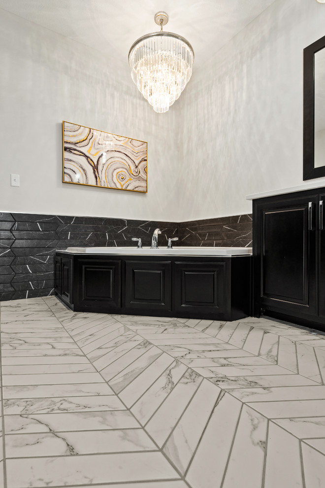 Mittelgroßes Modernes Badezimmer En Suite mit Kassettenfronten, schwarzen Schränken, Eckbadewanne, schwarzen Fliesen, weißer Wandfarbe, Keramikboden, Unterbauwaschbecken, Quarzit-Waschtisch, grauem Boden und weißer Waschtischplatte in Kansas City