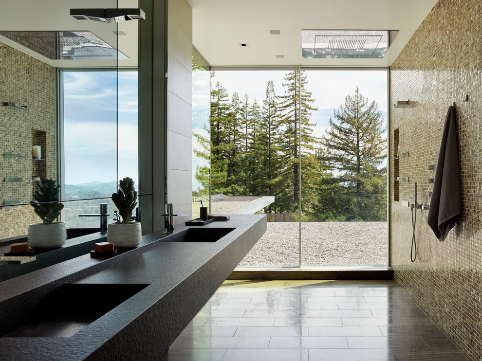 Idées déco pour une salle de bain principale contemporaine avec un carrelage marron, mosaïque, un lavabo intégré, un sol marron et un plan de toilette noir.