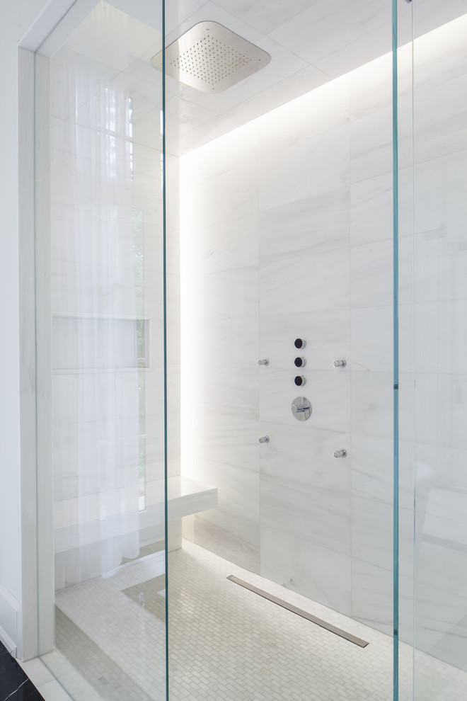 Пример оригинального дизайна: большая главная ванная комната в стиле модернизм с белой плиткой, каменной плиткой, белыми стенами, мраморным полом, душем в нише, нишей и сиденьем для душа