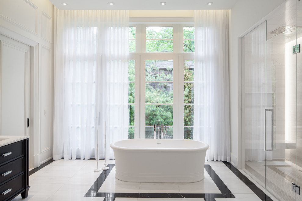 Свежая идея для дизайна: большая главная ванная комната в современном стиле с врезной раковиной, фасадами с утопленной филенкой, темными деревянными фасадами, столешницей из искусственного камня, отдельно стоящей ванной, унитазом-моноблоком, белой плиткой, каменной плиткой, белыми стенами, мраморным полом, душем в нише, разноцветным полом, душем с распашными дверями и белой столешницей - отличное фото интерьера