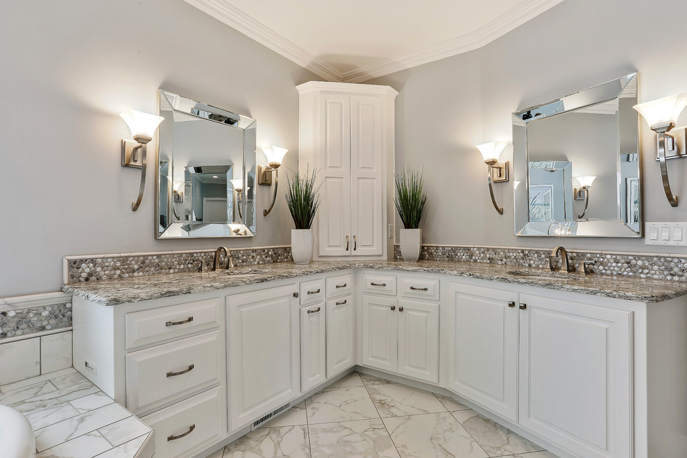 Esempio di una stanza da bagno padronale tradizionale con piastrelle grigie, pavimento con piastrelle in ceramica, lavabo a colonna, top in granito e porta doccia a battente