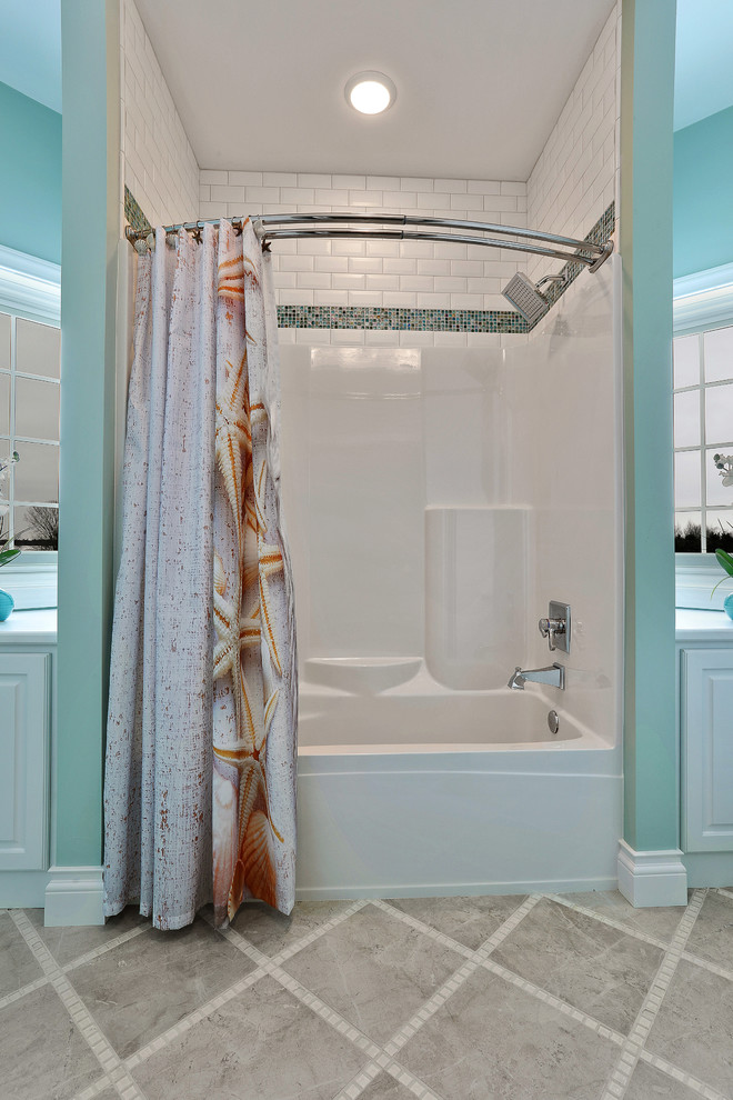 Стильный дизайн: детская ванная комната в классическом стиле с фасадами с выступающей филенкой, душем над ванной, серой плиткой, полом из керамической плитки, раковиной с пьедесталом и шторкой для ванной - последний тренд