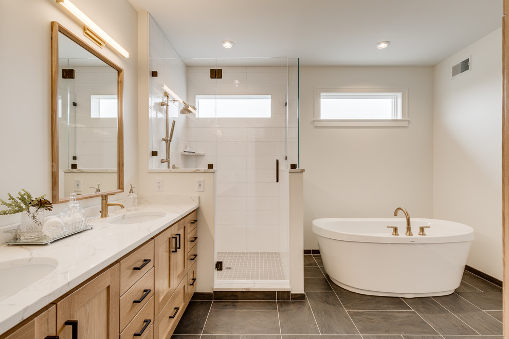 Ispirazione per una stanza da bagno padronale minimalista con ante in legno chiaro, vasca freestanding, doccia aperta e doccia aperta