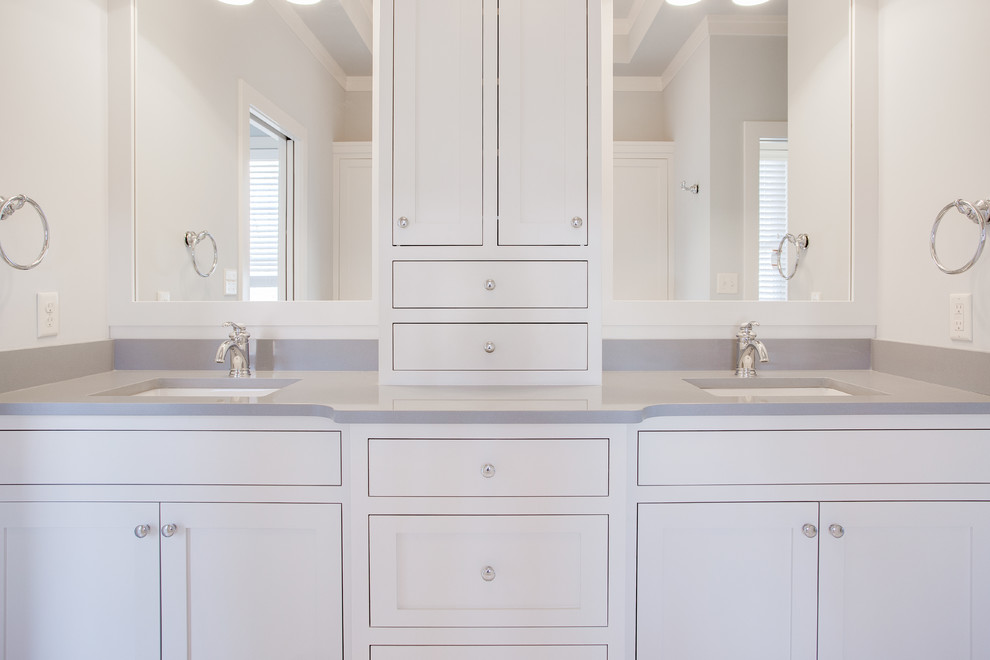 На фото: ванная комната в стиле кантри с фасадами в стиле шейкер, белыми фасадами, серой плиткой, серыми стенами, врезной раковиной и столешницей из искусственного кварца