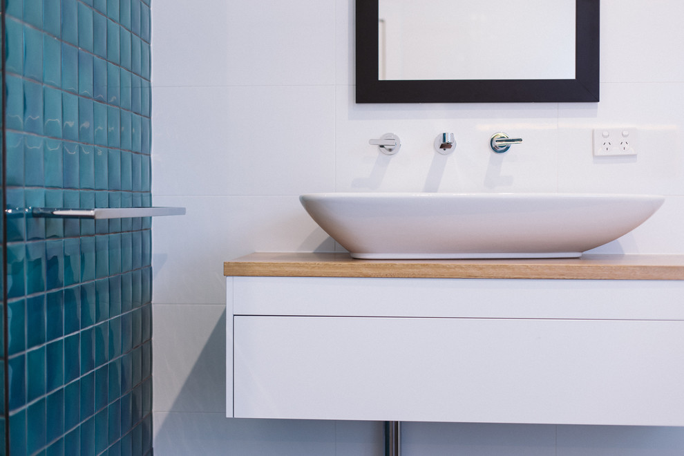 Esempio di una stanza da bagno contemporanea di medie dimensioni con top in legno e piastrelle bianche