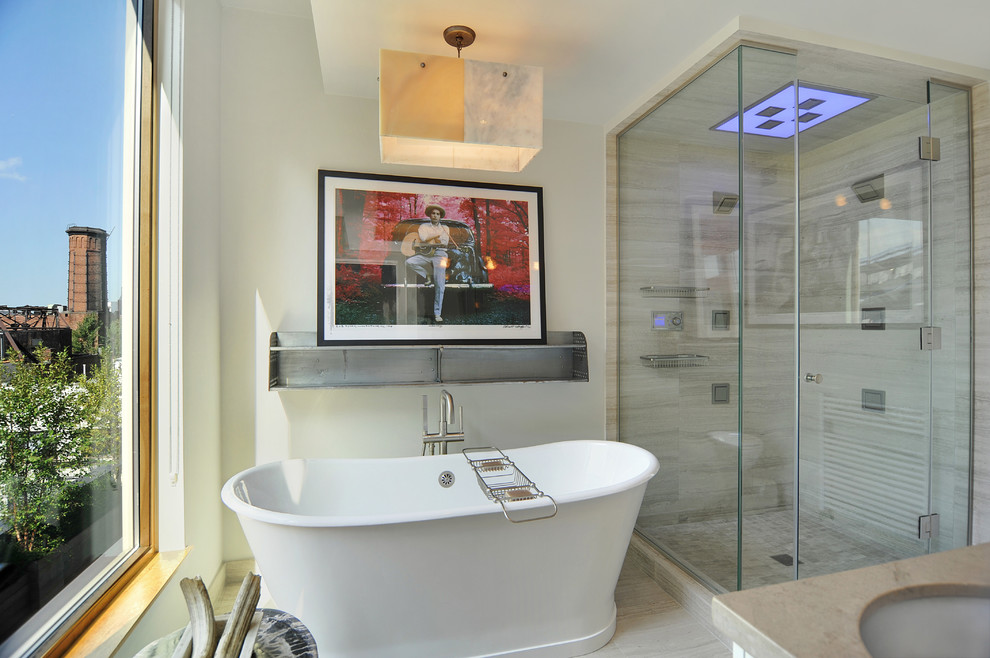 Modernes Badezimmer mit freistehender Badewanne in New York