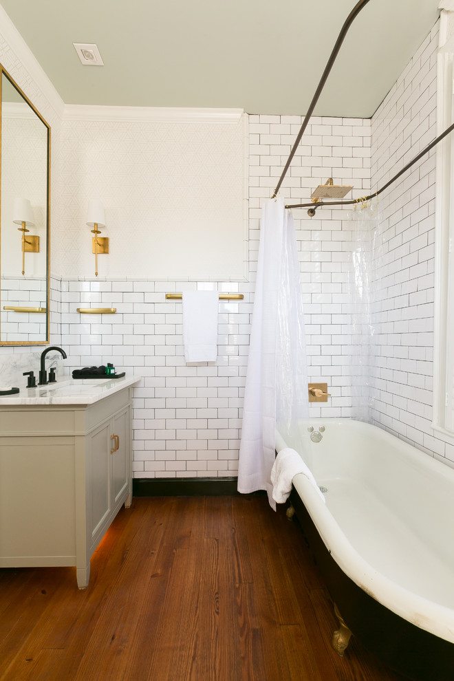 Exempel på ett mellanstort retro vit vitt en-suite badrum, med skåp i shakerstil, grå skåp, ett badkar med tassar, en dusch/badkar-kombination, vit kakel, keramikplattor, mellanmörkt trägolv och marmorbänkskiva
