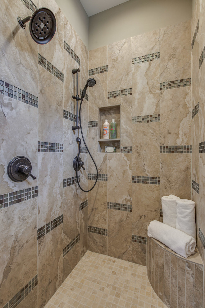 Immagine di una grande stanza da bagno padronale mediterranea con doccia doppia, piastrelle di marmo, pavimento con piastrelle a mosaico, porta doccia a battente e piastrelle beige