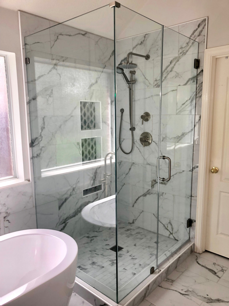 Idee per una stanza da bagno padronale classica di medie dimensioni con vasca freestanding, piastrelle bianche, piastrelle di marmo, pareti grigie, pavimento in marmo, pavimento bianco e porta doccia a battente