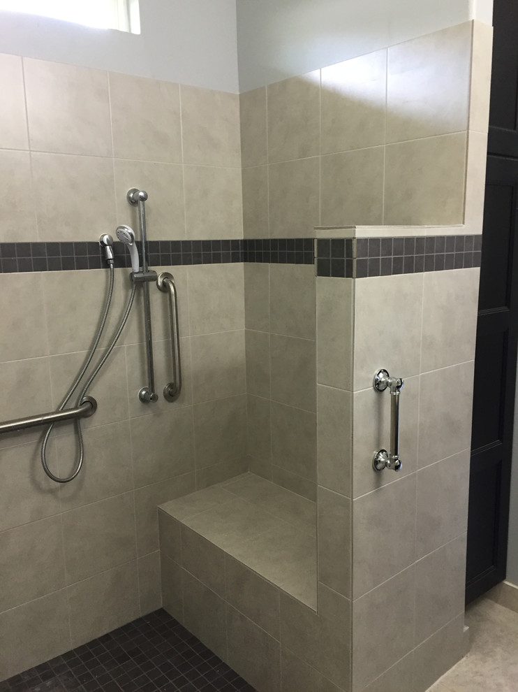 Foto de cuarto de baño clásico renovado de tamaño medio con ducha abierta, baldosas y/o azulejos grises y baldosas y/o azulejos de cerámica