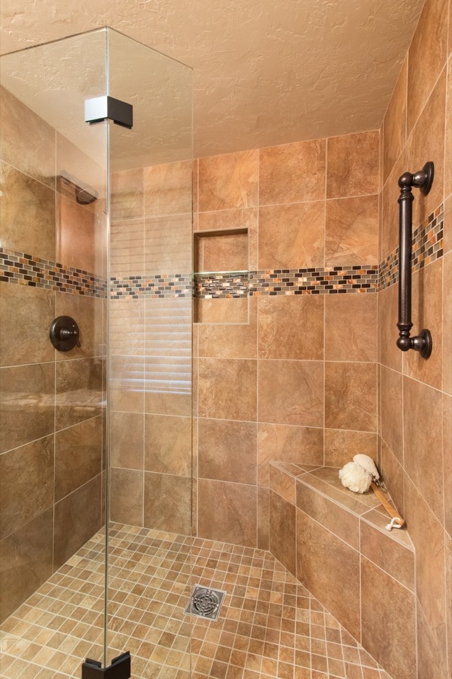 Esempio di una stanza da bagno tradizionale con lavabo da incasso, ante lisce, ante in legno scuro, top in granito, doccia aperta, WC monopezzo, piastrelle multicolore e piastrelle in pietra