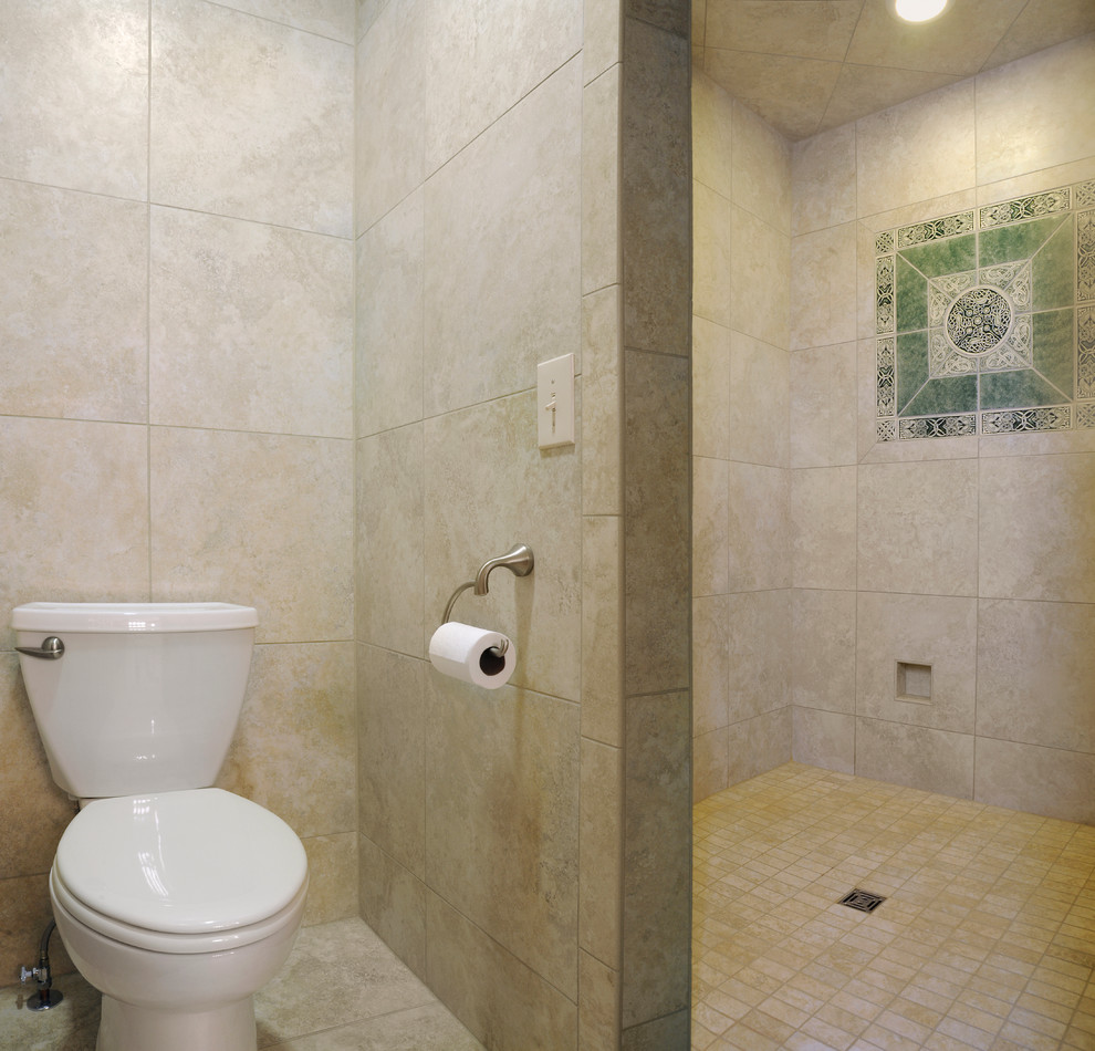 Inredning av ett klassiskt badrum, med en öppen dusch och med dusch som är öppen