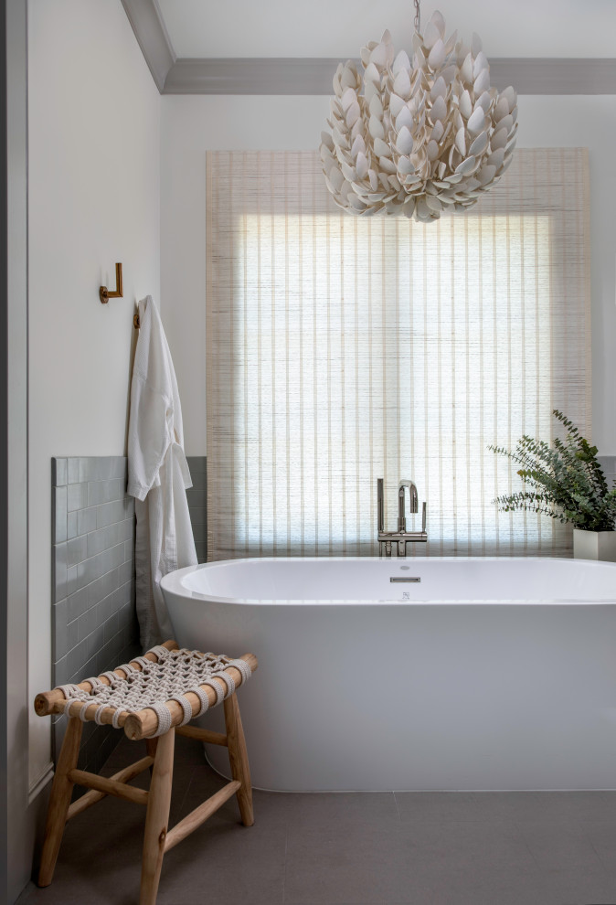 Großes Klassisches Badezimmer En Suite mit freistehender Badewanne, weißer Wandfarbe und weißer Waschtischplatte in Houston