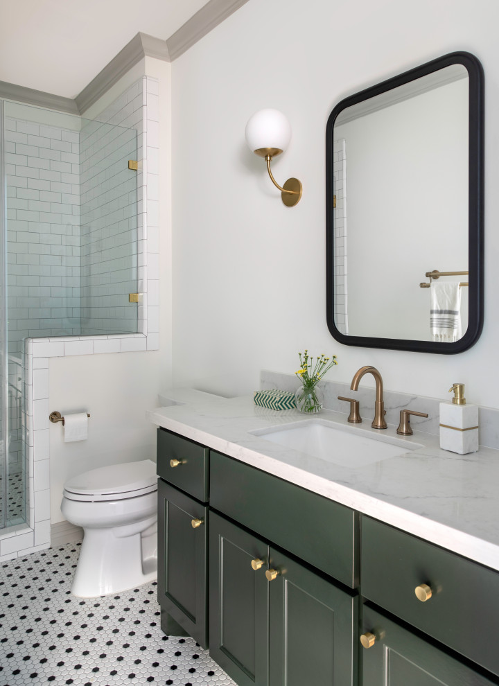 Свежая идея для дизайна: большая ванная комната в стиле неоклассика (современная классика) с фасадами в стиле шейкер, зелеными фасадами, душевой кабиной и белой столешницей - отличное фото интерьера