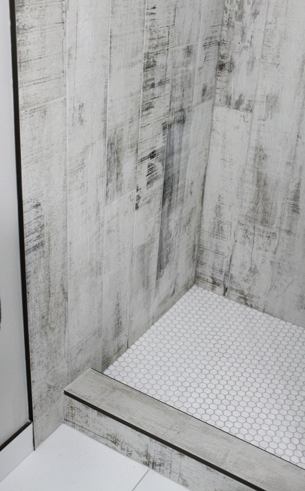 Foto de cuarto de baño de estilo de casa de campo pequeño con ducha abierta, baldosas y/o azulejos blancos, imitación madera, suelo con mosaicos de baldosas, aseo y ducha, suelo blanco, ducha abierta y hornacina