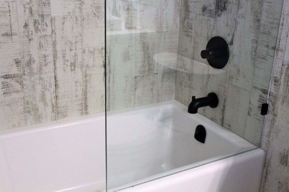 Esempio di una piccola stanza da bagno per bambini country con vasca/doccia, piastrelle effetto legno e doccia aperta
