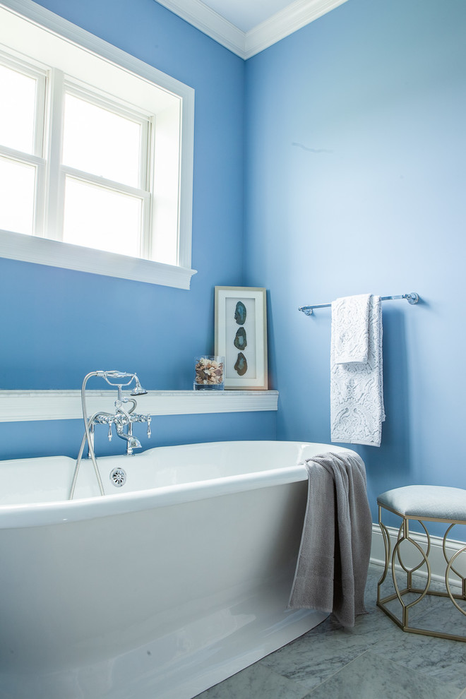 Свежая идея для дизайна: большая главная ванная комната в стиле неоклассика (современная классика) с отдельно стоящей ванной, двойным душем, унитазом-моноблоком, белой плиткой, мраморной плиткой, синими стенами, мраморным полом, врезной раковиной, мраморной столешницей, белым полом, душем с распашными дверями, белой столешницей, серыми фасадами и фасадами с утопленной филенкой - отличное фото интерьера
