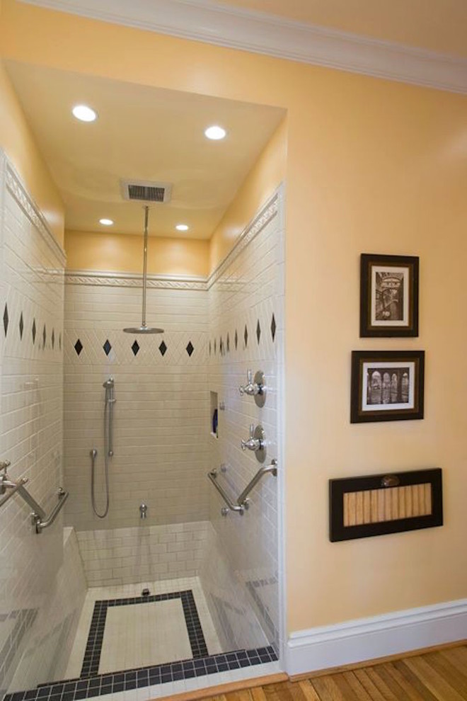 Стильный дизайн: главная ванная комната среднего размера в классическом стиле с душем в нише, черной плиткой, черно-белой плиткой, белой плиткой, керамогранитной плиткой, желтыми стенами, паркетным полом среднего тона, коричневым полом, открытым душем, фасадами с выступающей филенкой, белыми фасадами, раздельным унитазом, врезной раковиной и столешницей из искусственного кварца - последний тренд