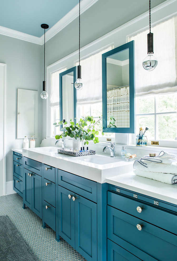 Inredning av ett klassiskt mellanstort badrum, med grå väggar, skåp i shakerstil, blå skåp, mosaikgolv, ett undermonterad handfat och brunt golv