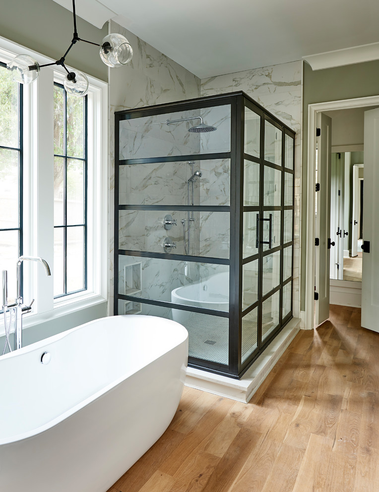 Стильный дизайн: главная ванная комната в стиле неоклассика (современная классика) с отдельно стоящей ванной, разноцветной плиткой, плиткой из листового камня, серыми стенами и светлым паркетным полом - последний тренд