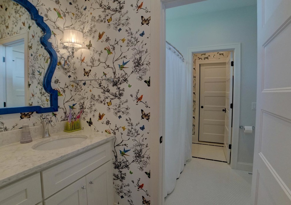Aménagement d'une grande douche en alcôve principale moderne avec un placard à porte shaker, des portes de placard blanches, une baignoire en alcôve, un mur vert, un sol en carrelage de porcelaine, un lavabo encastré, un plan de toilette en marbre, un sol blanc et une cabine de douche avec un rideau.