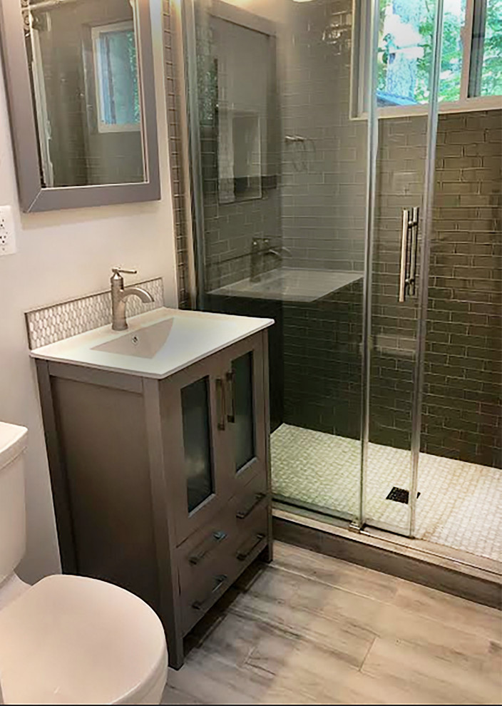 Свежая идея для дизайна: маленькая ванная комната в стиле неоклассика (современная классика) с стеклянными фасадами, серыми фасадами, душем в нише, раздельным унитазом, серой плиткой, плиткой из листового стекла, белыми стенами, полом из керамической плитки, душевой кабиной, монолитной раковиной, серым полом и душем с раздвижными дверями для на участке и в саду - отличное фото интерьера