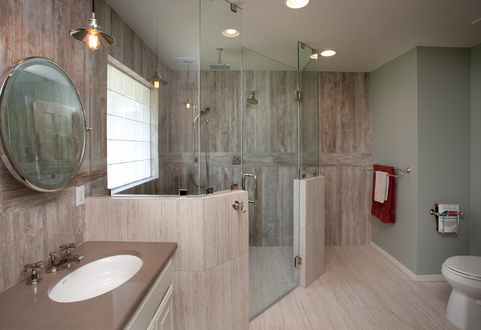 Cette image montre une salle de bain principale chalet de taille moyenne avec un placard avec porte à panneau surélevé, des portes de placard blanches, une douche à l'italienne, un mur vert et un lavabo encastré.