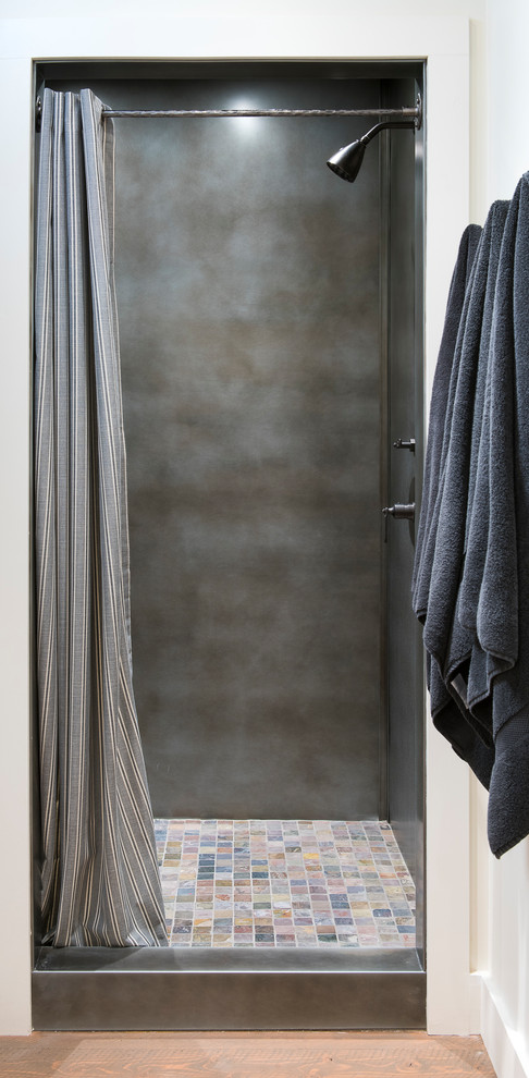 Aménagement d'une petite salle d'eau campagne avec une douche ouverte, un carrelage gris, carrelage en métal, un mur beige, un sol multicolore et une cabine de douche avec un rideau.
