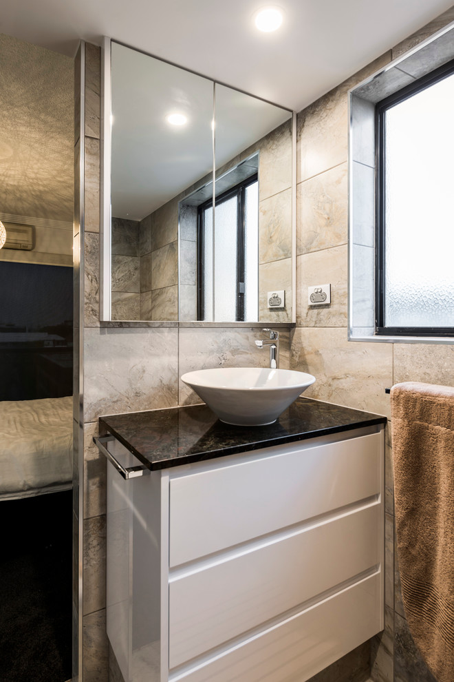 This is an example of a contemporary bathroom in Brisbane.