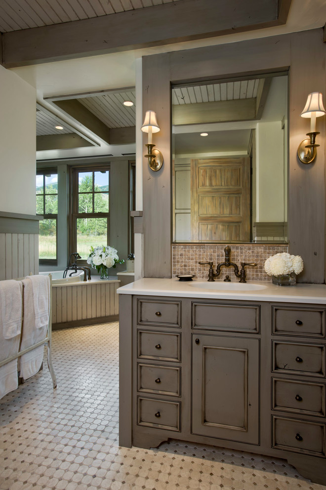 На фото: ванная комната в стиле кантри с монолитной раковиной