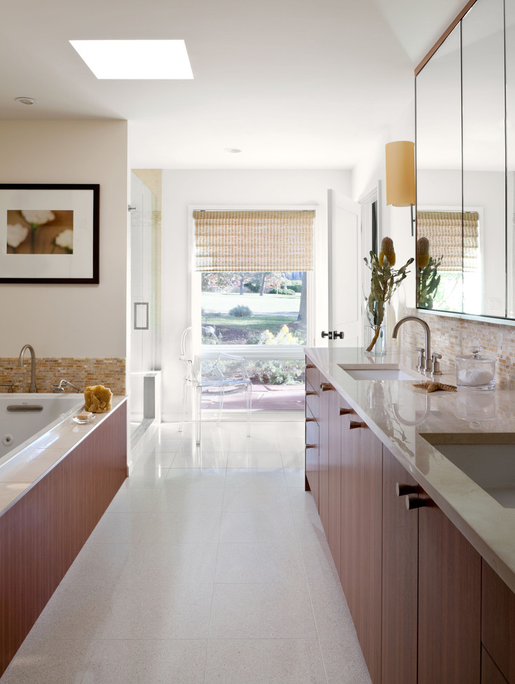 Пример оригинального дизайна: главная ванная комната в современном стиле с врезной раковиной, плоскими фасадами, фасадами цвета дерева среднего тона, накладной ванной, разноцветной плиткой, плиткой мозаикой, белыми стенами и окном