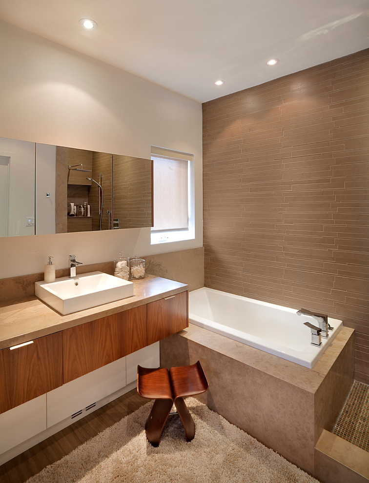 Diseño de cuarto de baño minimalista con lavabo sobreencimera