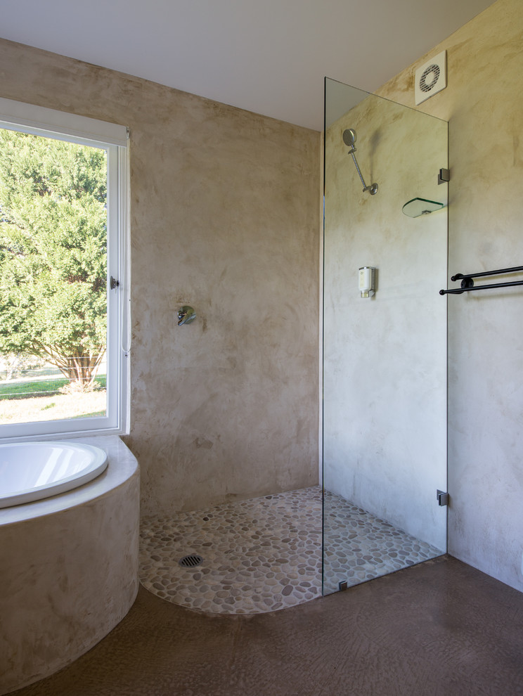 Idéer för mellanstora lantliga en-suite badrum, med öppna hyllor, stenkakel, ett platsbyggt badkar, en toalettstol med hel cisternkåpa, betonggolv, ett fristående handfat och med dusch som är öppen