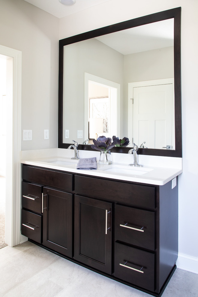 Imagen de cuarto de baño clásico renovado con armarios con paneles empotrados, puertas de armario marrones, paredes grises, lavabo bajoencimera, suelo gris y encimeras blancas