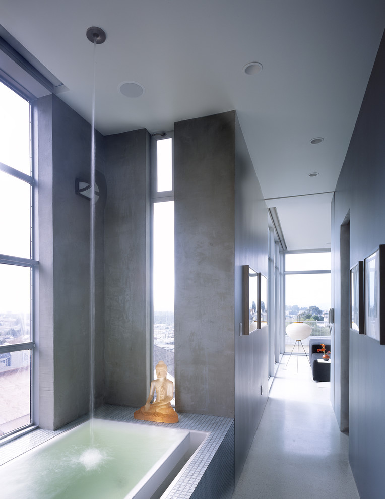 Imagen de cuarto de baño moderno con baldosas y/o azulejos en mosaico