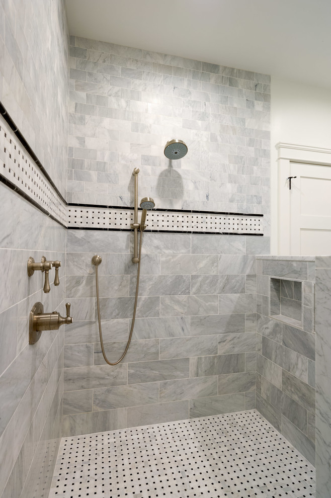 Идея дизайна: большая главная ванная комната в стиле кантри с угловым душем, серой плиткой, мраморной плиткой, белыми стенами и открытым душем