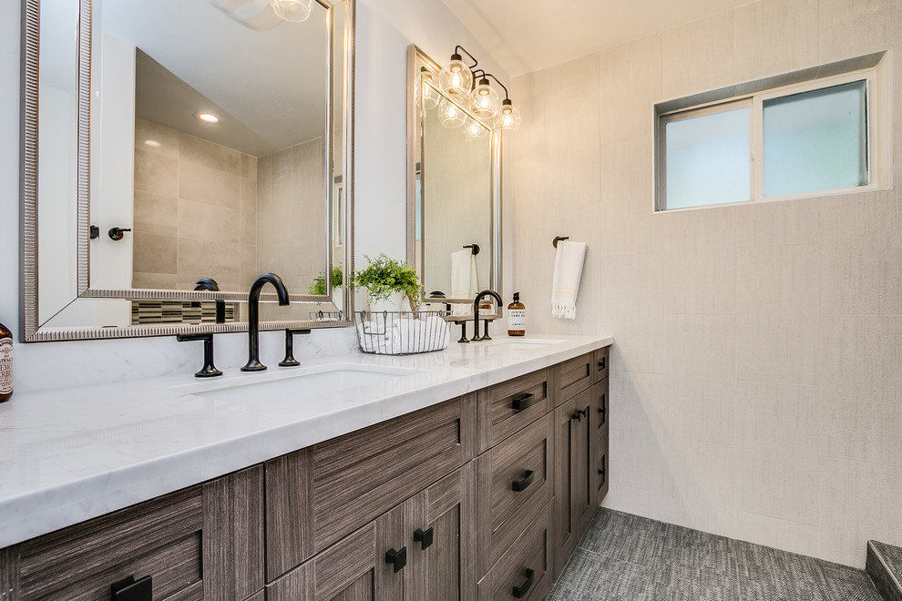 Inspiration för mellanstora lantliga vitt en-suite badrum, med luckor med infälld panel, bruna skåp, en dusch i en alkov, keramikplattor, vinylgolv, ett undermonterad handfat, granitbänkskiva och dusch med skjutdörr