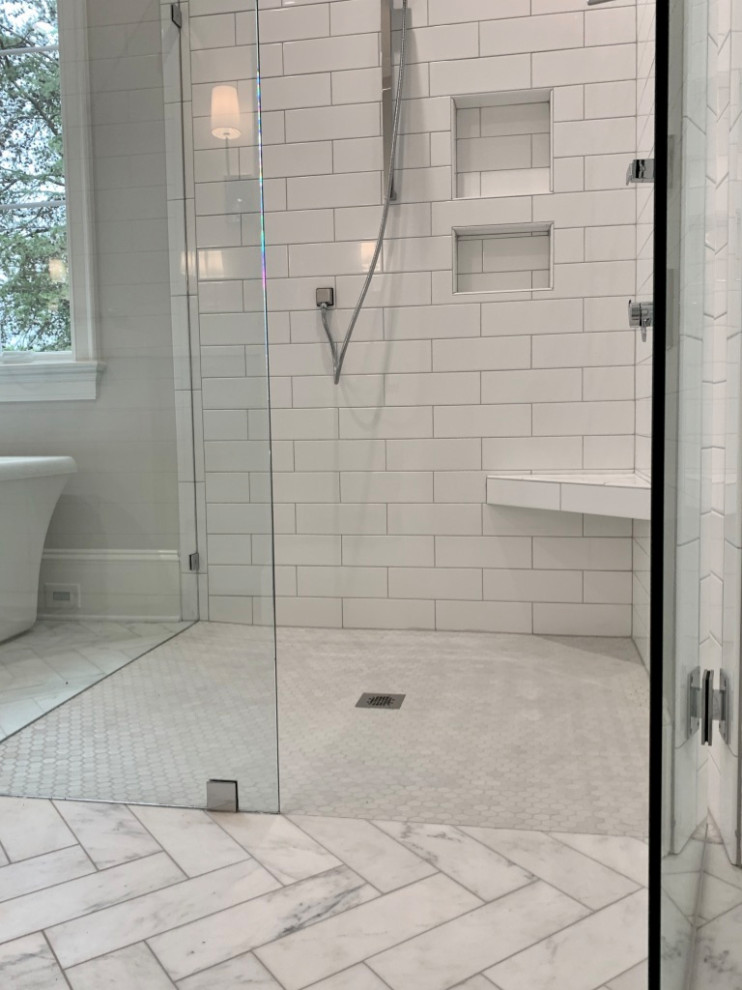 Cette image montre une salle de bain principale traditionnelle de taille moyenne avec un placard à porte plane, des portes de placard grises, une baignoire indépendante, une douche double, WC à poser, un carrelage blanc, des carreaux de porcelaine, un mur blanc, un sol en marbre, une vasque, un plan de toilette en marbre, un sol gris, une cabine de douche à porte battante, un plan de toilette gris, un banc de douche, meuble double vasque et meuble-lavabo encastré.