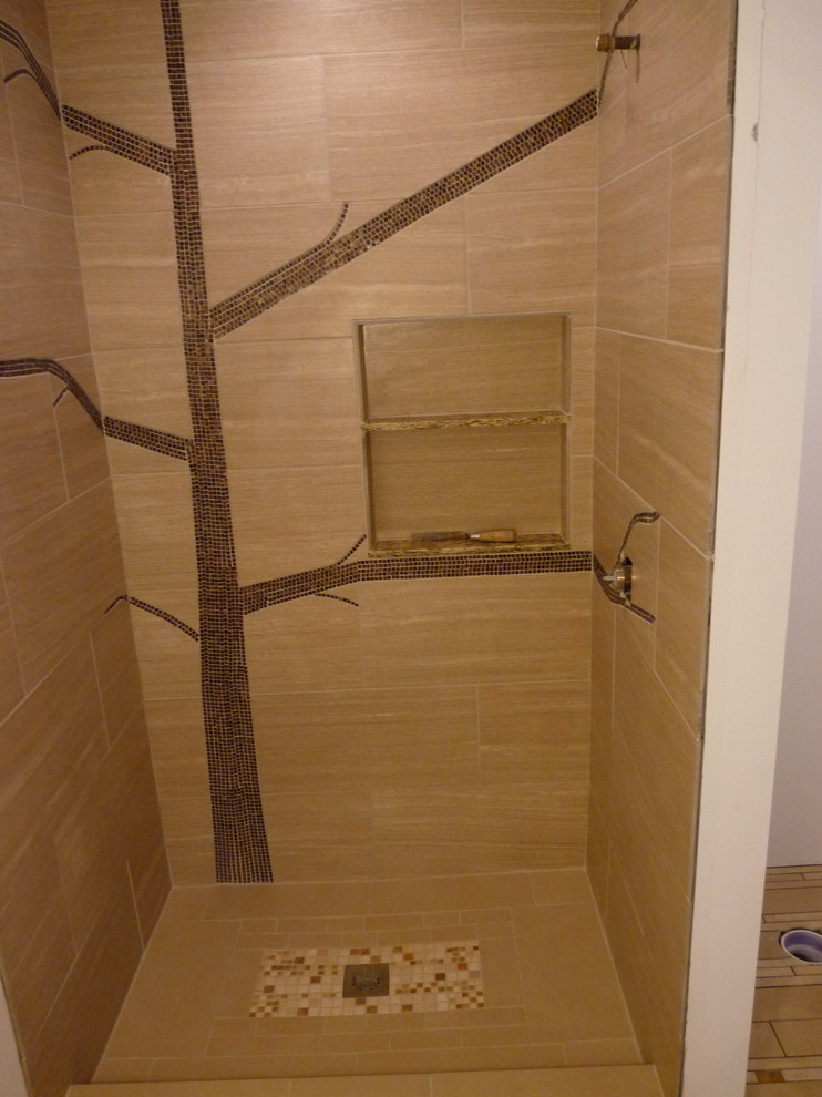Inspiration för ett amerikanskt badrum, med en öppen dusch, glaskakel och mosaikgolv