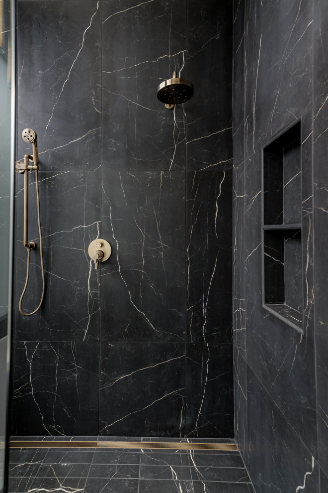 Idée de décoration pour une salle de bain principale minimaliste avec une douche à l'italienne.