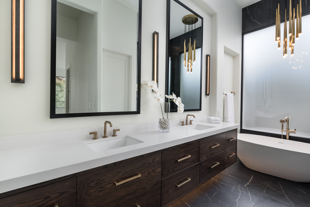 Foto di una stanza da bagno padronale design con ante lisce, top in quarzo composito e mobile bagno sospeso